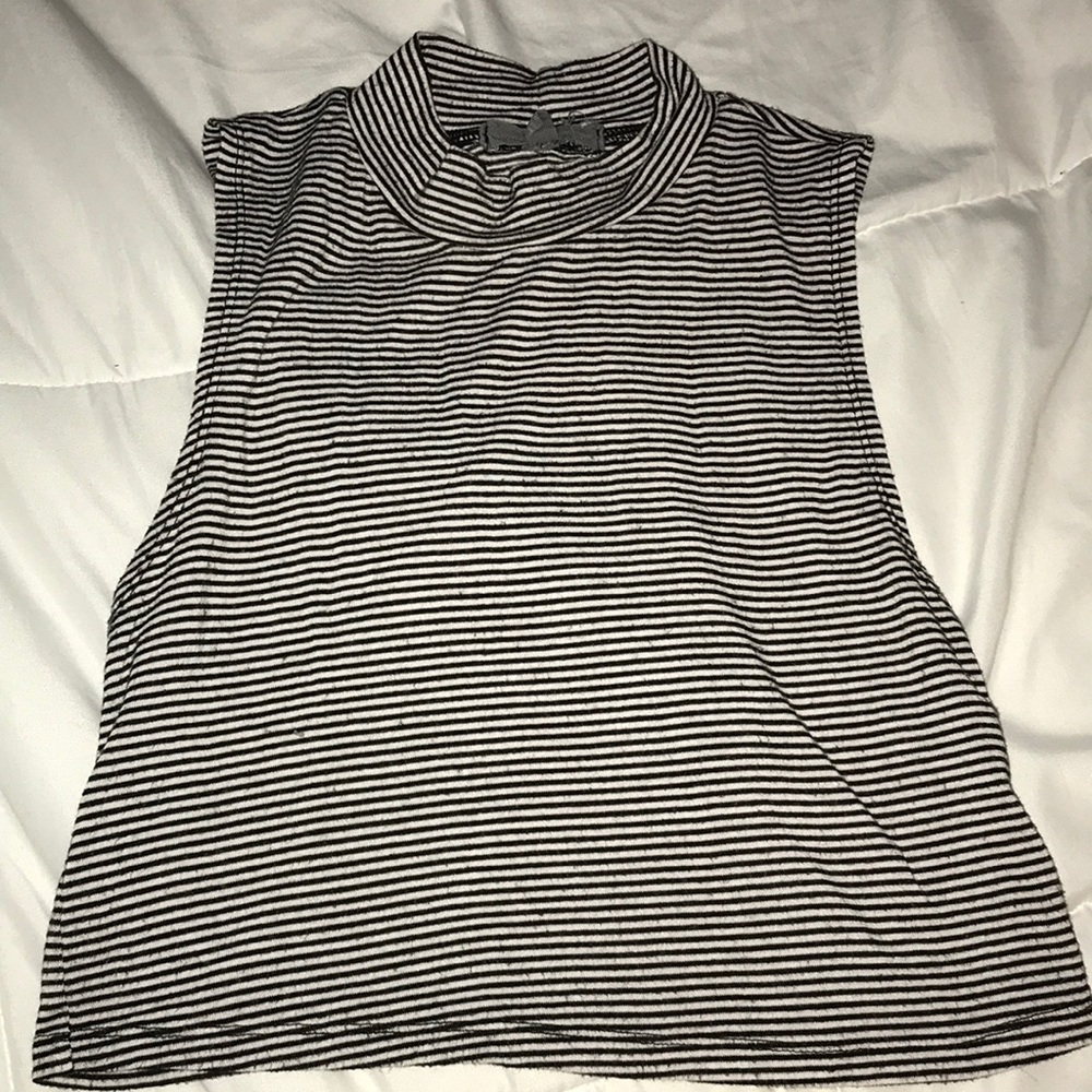 blank n white crop top